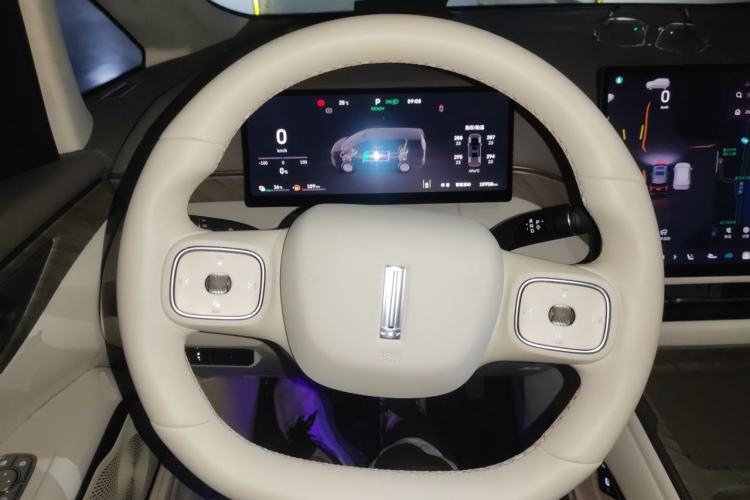 Used Wey Gaoshan 2025 Four-Wheel Drive Alpine 9 Steering Wheel