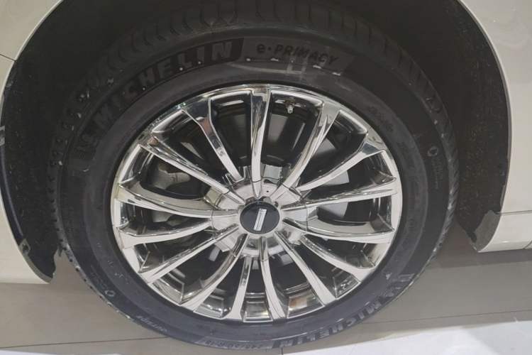 Used Wey Gaoshan 2025 Four-Wheel Drive Alpine 8 Left Front Wheel Hub
