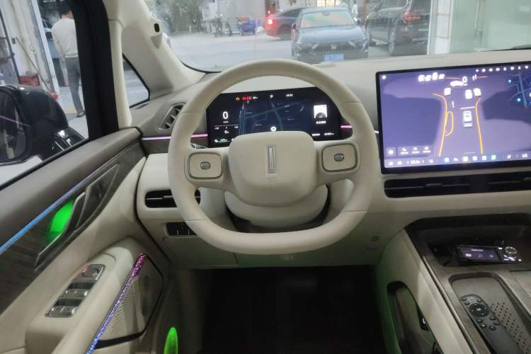 Used Wey Gaoshan 2025 Four-Wheel Drive Alpine 8 Steering Wheel