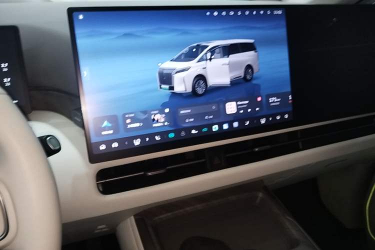 Used Wey Gaoshan 2025 Four-Wheel Drive Alpine 8 Audio And AC Panel