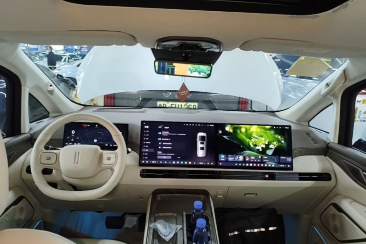 Used Wey Gaoshan 2025 Four-Wheel Drive Alpine 8 Center Console