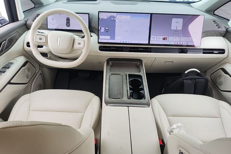 Used Wey Gaoshan 2025 Four-Wheel Drive Alpine 8 Center Console