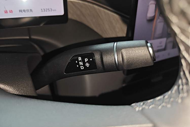 Used Wey Gaoshan 2025 Four-Wheel Drive Alpine 8 Gear Lever