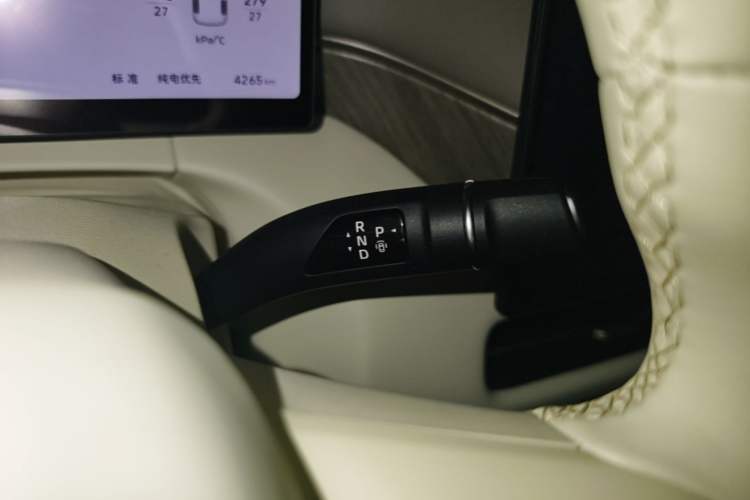 Used Wey Gaoshan 2025 Four-Wheel Drive Alpine 8 Gear Lever