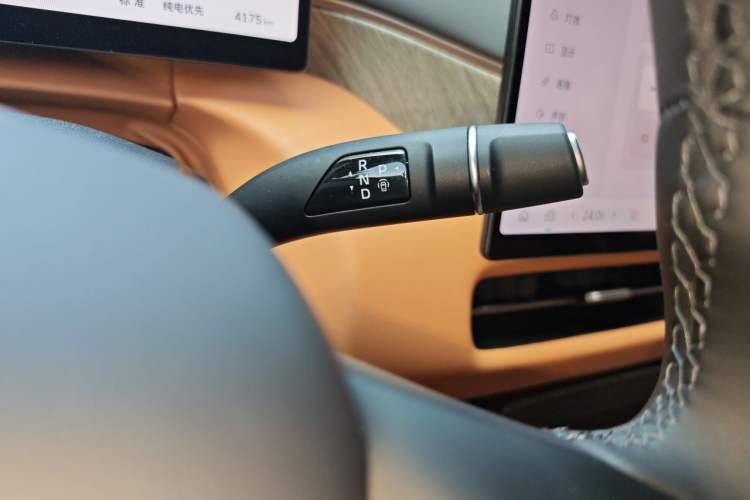Used Wey Gaoshan 2025 Four-Wheel Drive Alpine 8 Gear Lever