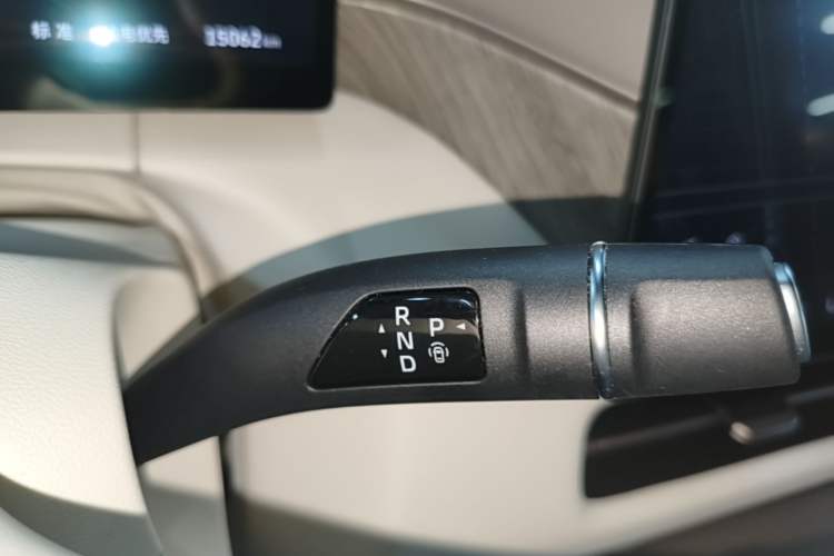Used Wey Gaoshan 2025 Four-Wheel Drive Alpine 8 Gear Lever