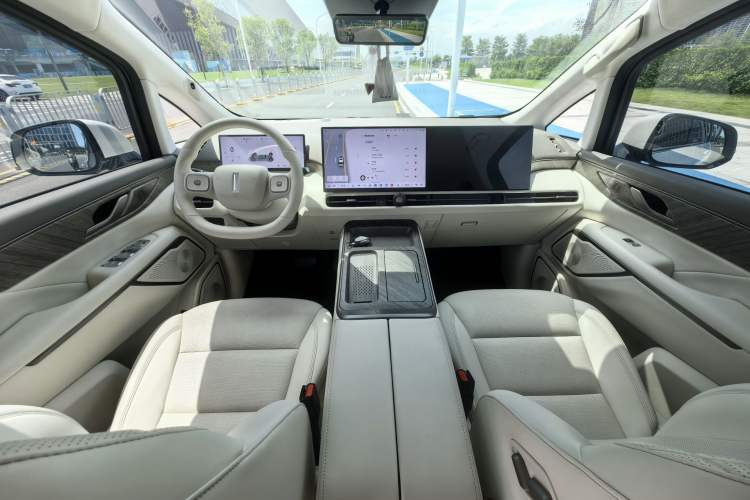 Used Wey Gaoshan 2025 Four-Wheel Drive Alpine 8 Interior 4
