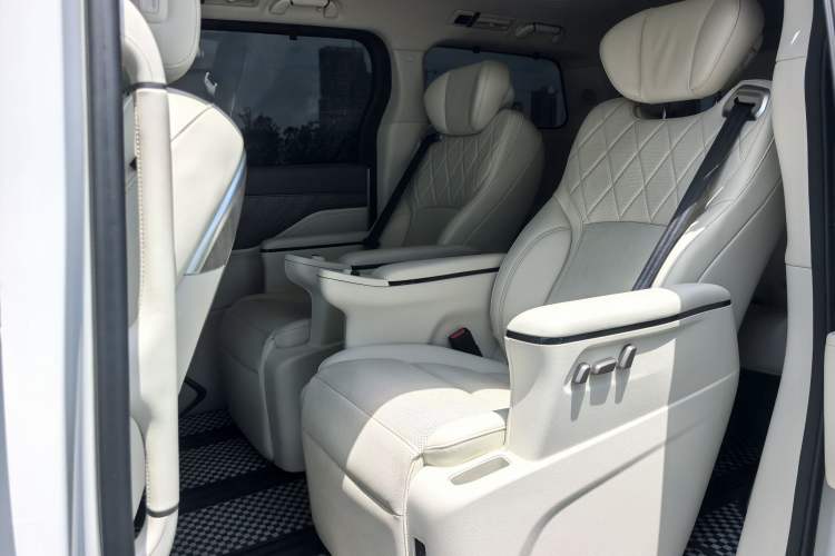 Used Wey Gaoshan 2025 Four-Wheel Drive Alpine 8 Interior 6