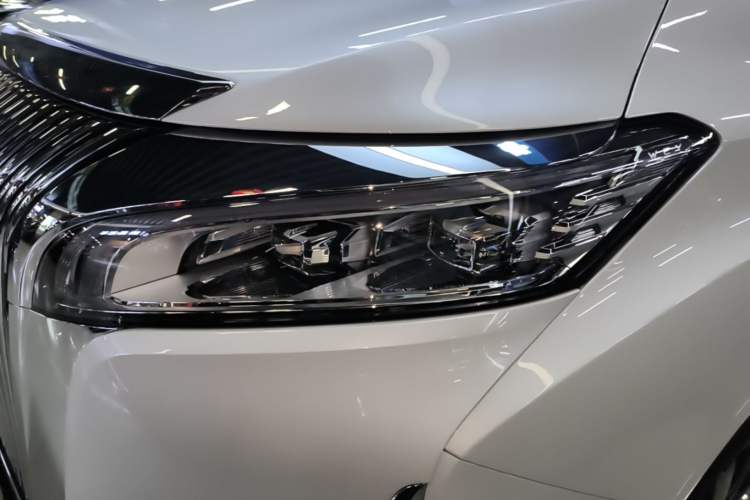Used Wey Gaoshan 2025 Four-Wheel Drive Alpine 8 Left Front Headlight