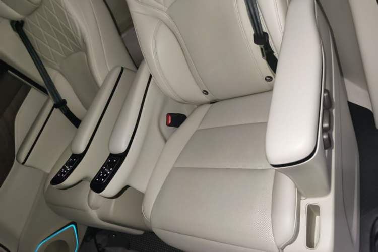 Used Wey Gaoshan 2025 Four-Wheel Drive Alpine 8 Left Rear Seat