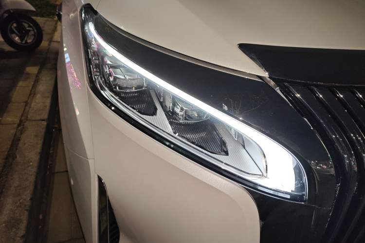 Used Wey Gaoshan 2025 Four-Wheel Drive Alpine 8 Right Front Headlight