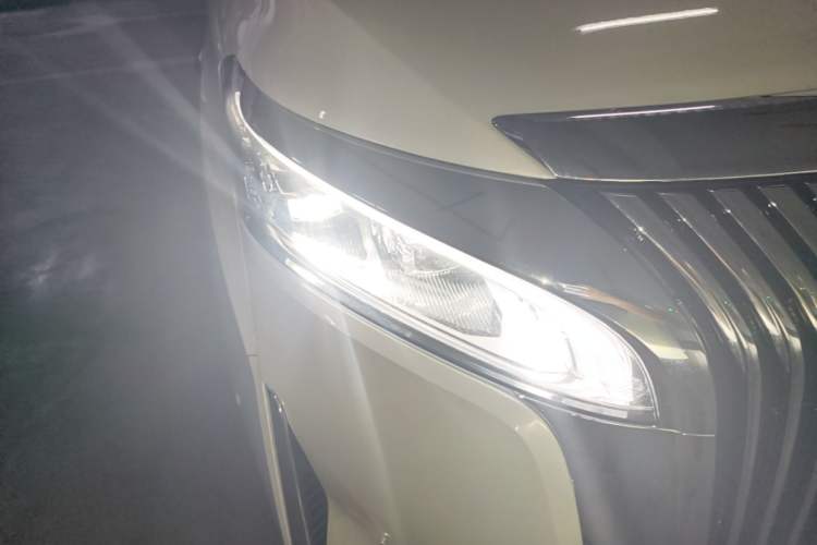 Used Wey Gaoshan 2025 Four-Wheel Drive Alpine 8 Right Front Headlight