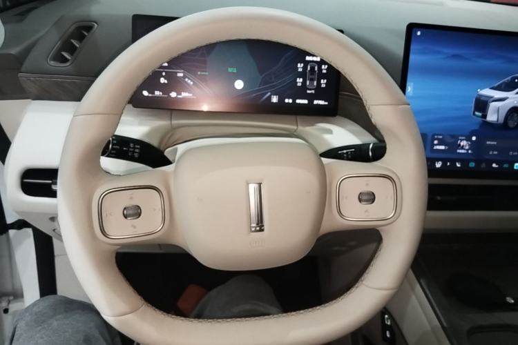 Used Wey Gaoshan 2025 Four-Wheel Drive Alpine 8 Steering Wheel