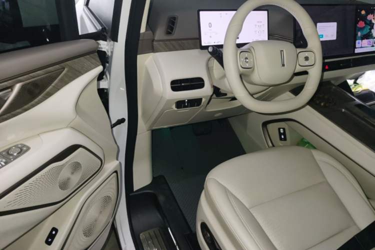 Used Wey Gaoshan 2025 Four-Wheel Drive Alpine 8 Steering Wheel
