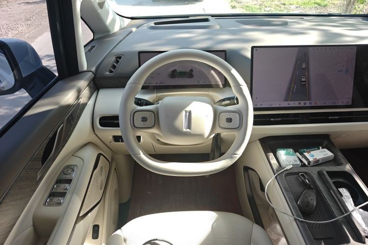 Used Wey Gaoshan 2025 Four-Wheel Drive Alpine 8 Steering Wheel