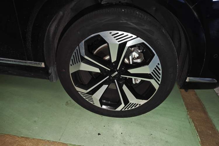 Used Wey Lanshan 2023 Four-Wheel Drive Ultra-Long Range Version Right Front Wheel Hub