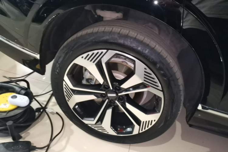 Used Wey Lanshan 2023 Four-Wheel Drive Ultra-Long Range Version Right Rear Wheel Hub