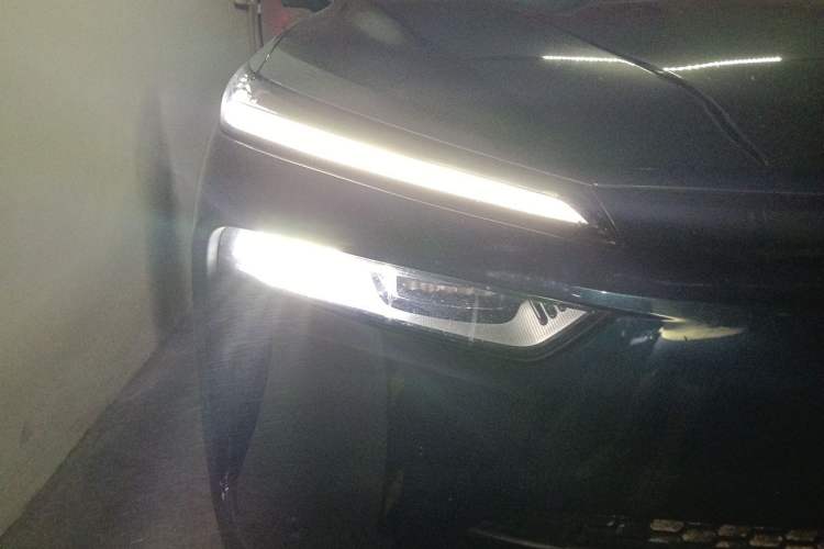 Used Wey Lanshan 2023 Four-Wheel Drive Ultra-Long Range Version Right Front Headlight