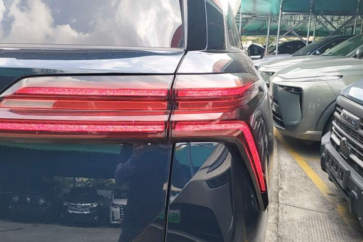 Used Wey Lanshan 2023 Four-Wheel Drive Ultra-Long Range Version Right Rear Taillight