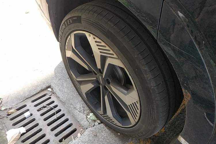 Used Wey Lanshan 2023 Four-Wheel Drive Ultra-Long Range Version Right Rear Wheel Hub