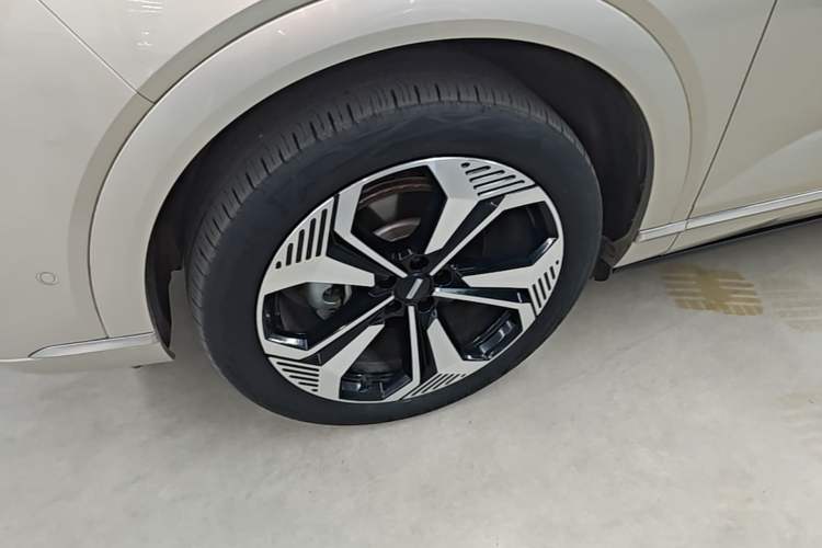 Used Wey Lanshan 2023 Four-Wheel Drive Ultra-Long Range Version Left Front Wheel Hub