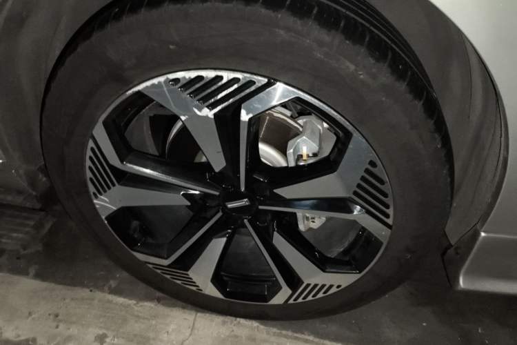 Used Wey Lanshan 2023 Four-Wheel Drive Ultra-Long Range Version Right Front Wheel Hub