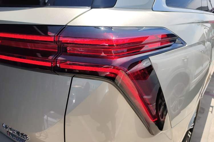 Used Wey Lanshan 2023 Four-Wheel Drive Ultra-Long Range Version Right Rear Taillight