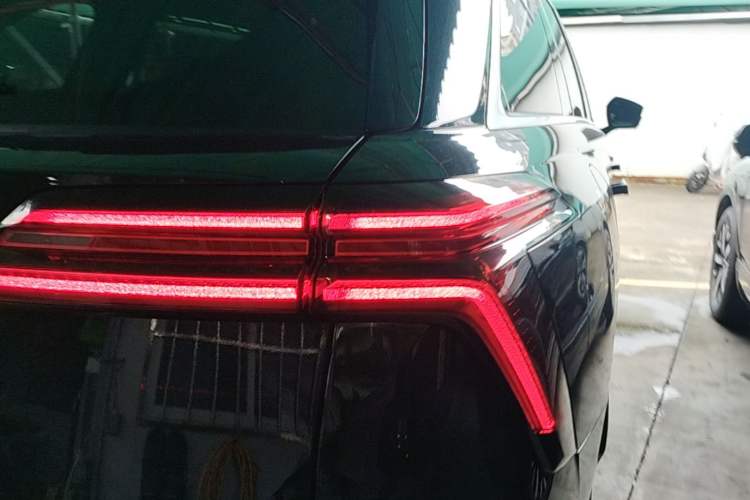 Used Wey Lanshan 2023 Four-Wheel Drive Ultra-Long Range Version Right Rear Taillight