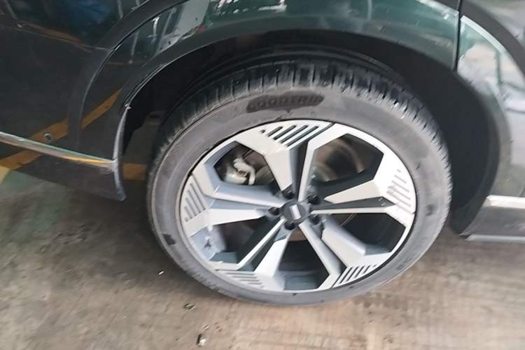 Used Wey Lanshan 2023 Four-Wheel Drive Ultra-Long Range Version Right Rear Wheel Hub
