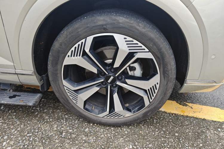 Used Wey Lanshan 2023 Four-Wheel Drive Ultra-Long Range Version Right Front Wheel Hub