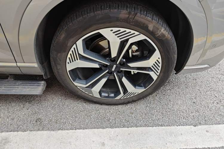 Used Wey Lanshan 2023 Four-Wheel Drive Ultra-Long Range Version Right Front Wheel Hub