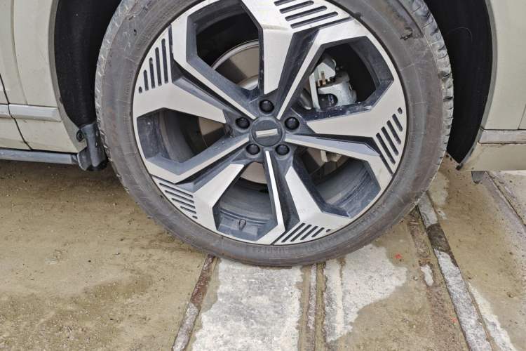 Used Wey Lanshan 2023 Four-Wheel Drive Ultra-Long Range Version Right Front Wheel Hub