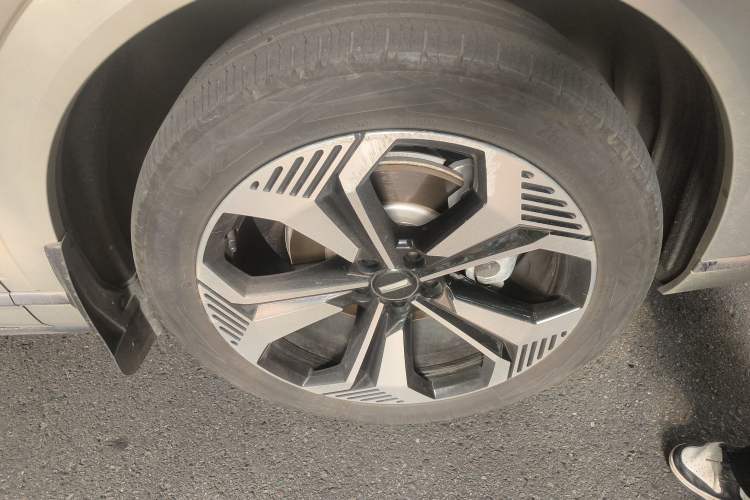 Used Wey Lanshan 2023 Four-Wheel Drive Ultra-Long Range Version Right Front Wheel Hub