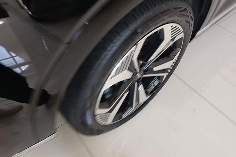 Used Wey Lanshan 2025 Four-Wheel Drive Max Left Front Wheel Hub