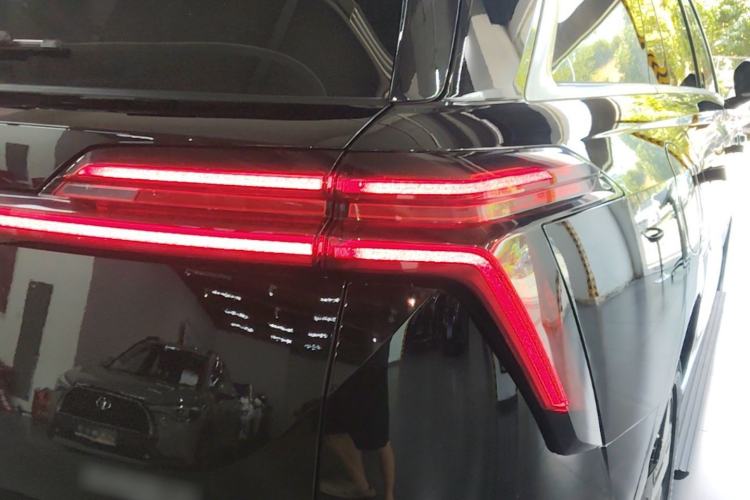 Used Wey Lanshan 2025 Four-Wheel Drive Ultra Right Rear Taillight