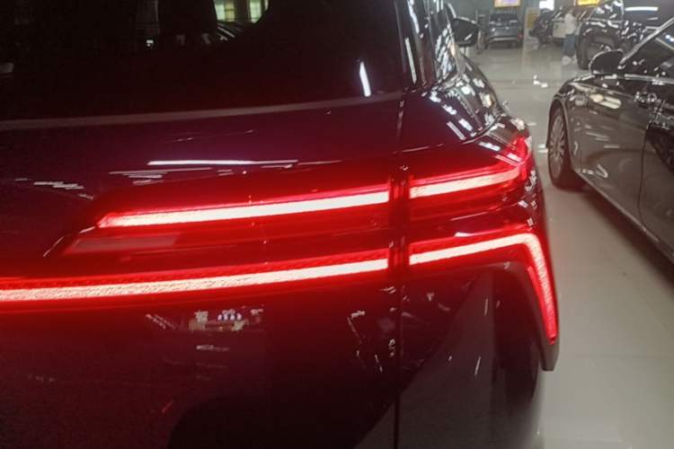 Used Wey Lanshan 2025 Four-Wheel Drive Max Right Rear Taillight