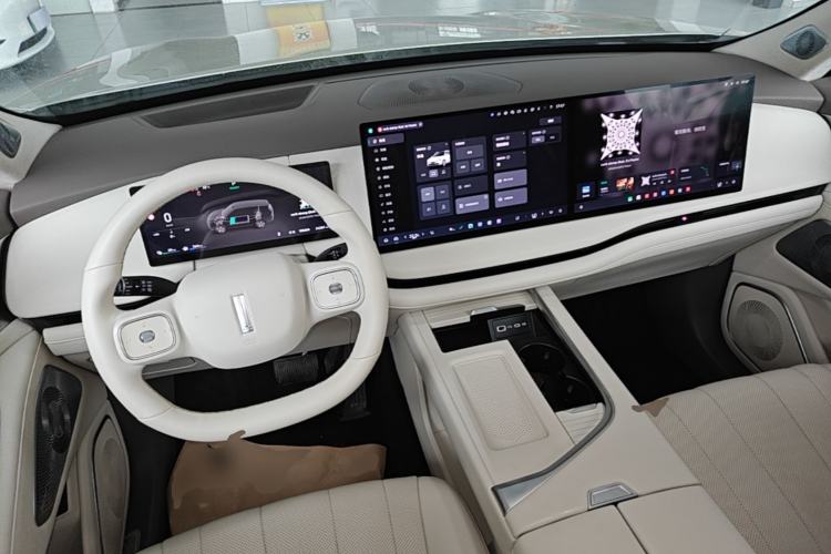 Used Wey Lanshan 2025 Four-Wheel Drive Max Center Console
