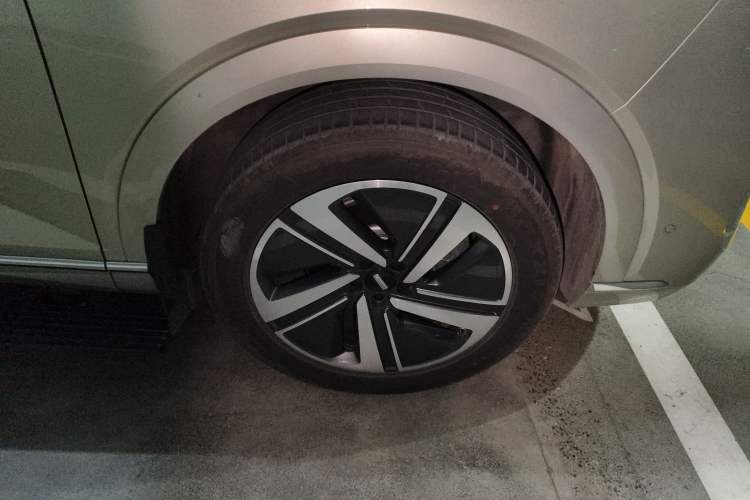 Used Wey Lanshan 2025 Four-Wheel Drive Max Right Front Wheel Hub