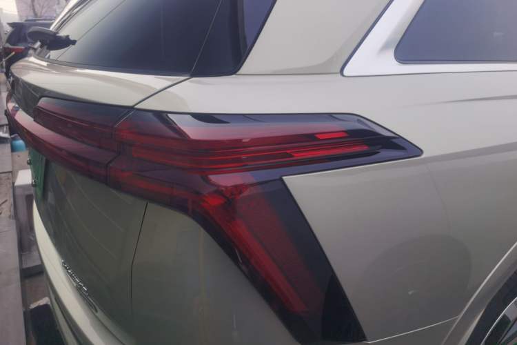 Used Wey Lanshan 2025 Four-Wheel Drive Max Right Rear Taillight
