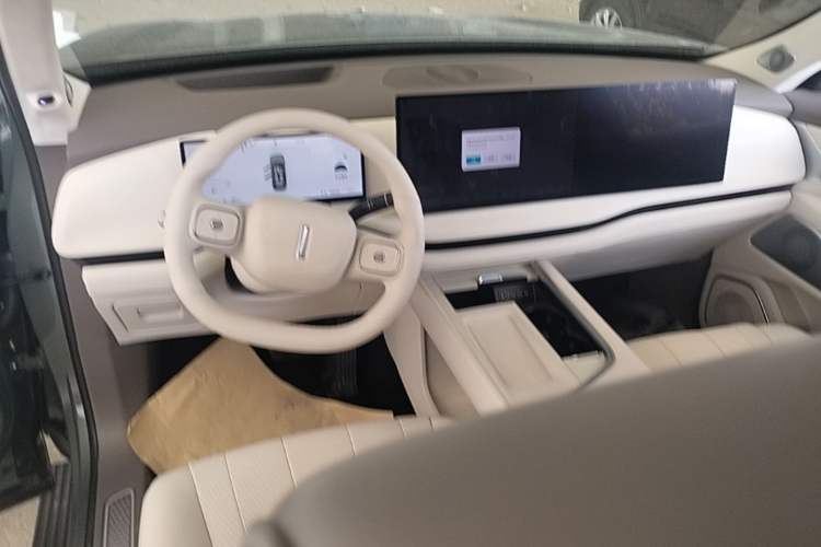 Used Wey Lanshan 2025 Four-Wheel Drive Max Center Console