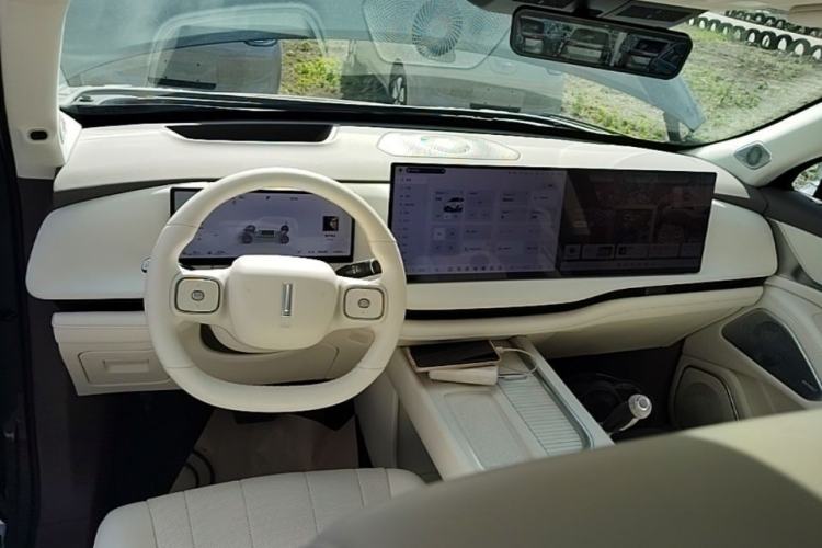 Used Wey Lanshan 2025 Four-Wheel Drive Max Center Console