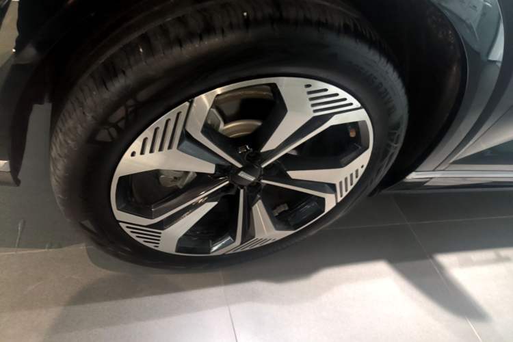 Used Wey Lanshan 2025 Four-Wheel Drive Max Left Front Wheel Hub