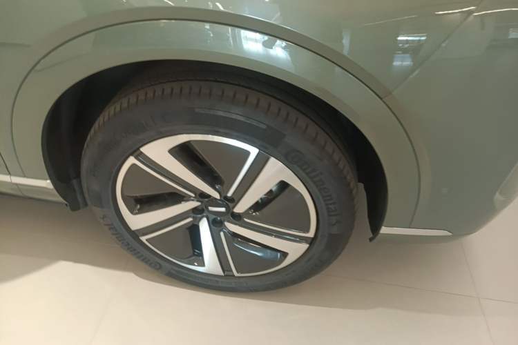 Used Wey Lanshan 2025 Four-Wheel Drive Max Right Front Wheel Hub