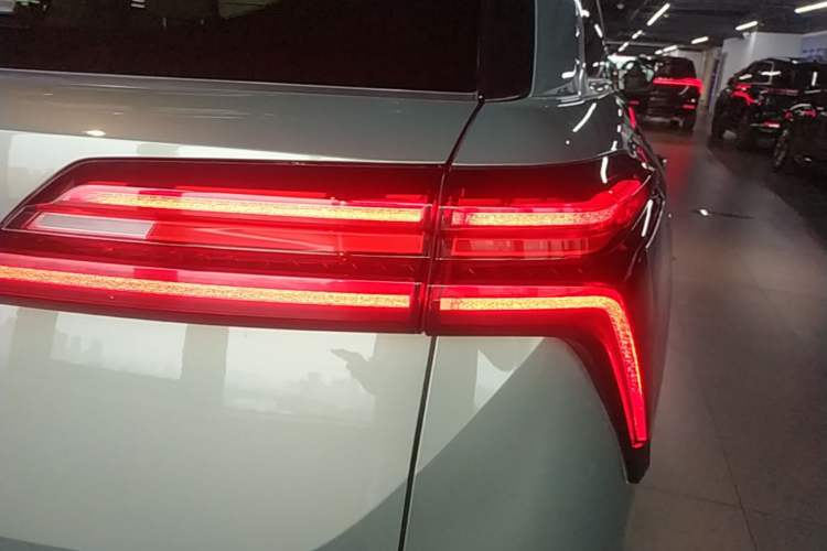Used Wey Lanshan 2025 Four-Wheel Drive Max Right Rear Taillight