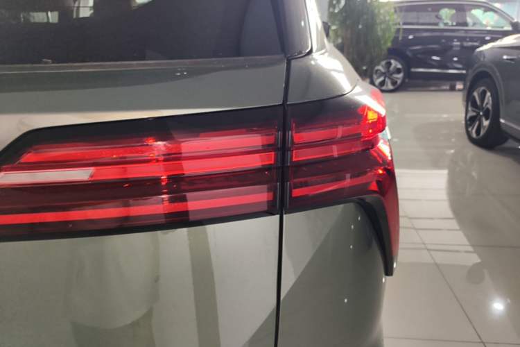 Used Wey Lanshan 2025 Four-Wheel Drive Max Right Rear Taillight