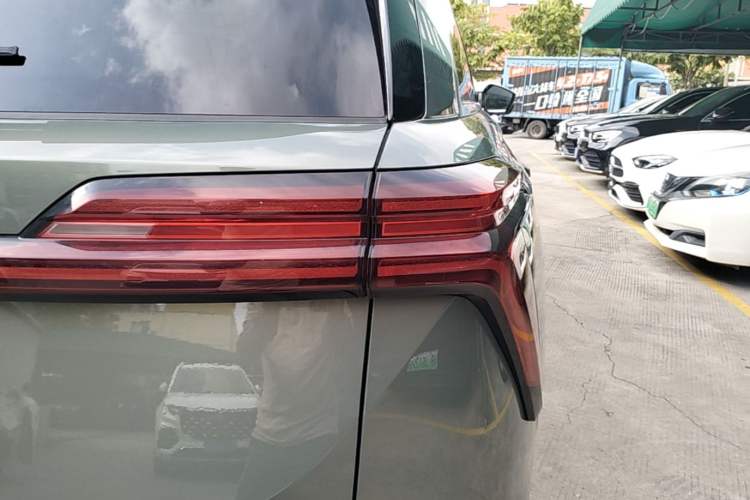 Used Wey Lanshan 2025 Four-Wheel Drive Ultra Right Rear Taillight