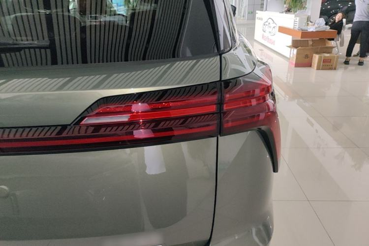 Used Wey Lanshan 2025 Four-Wheel Drive Max Right Rear Taillight
