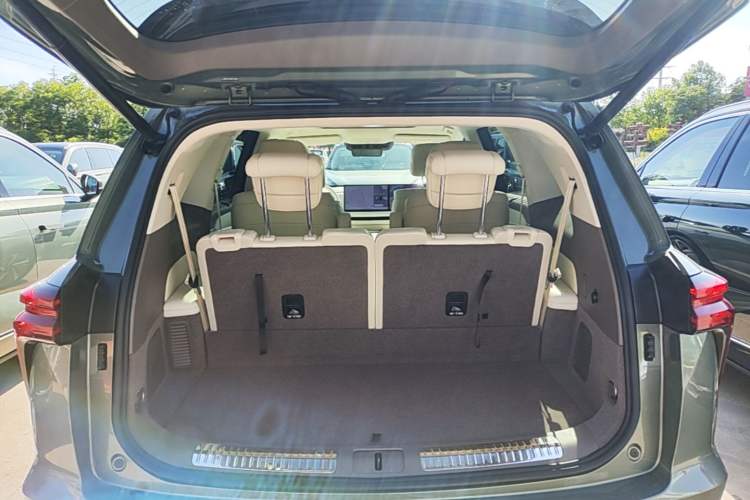 Used Wey Lanshan 2025 Four-Wheel Drive Max Trunk