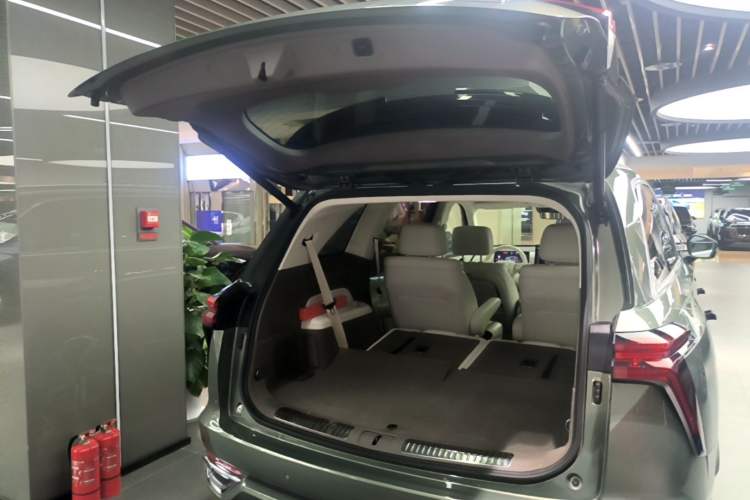 Used Wey Lanshan 2025 Four-Wheel Drive Max Trunk