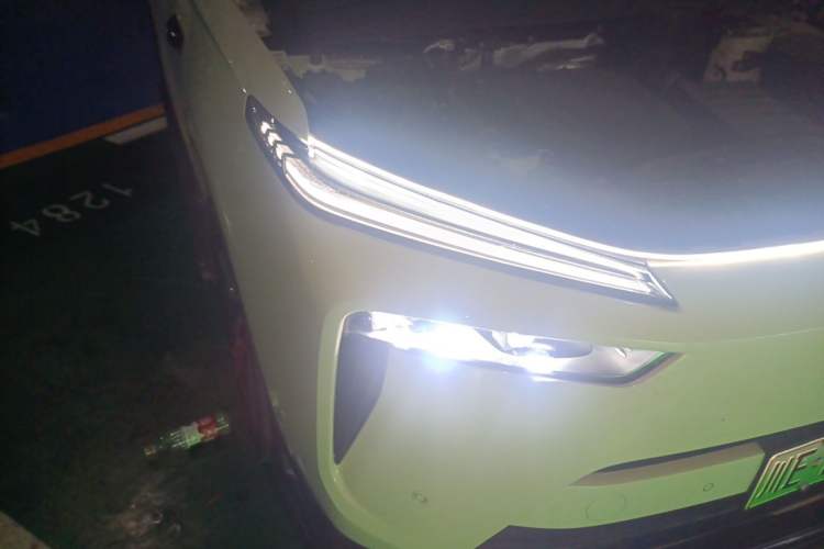 Used Wey Lanshan 2025 Four-Wheel Drive Max Right Front Headlight
